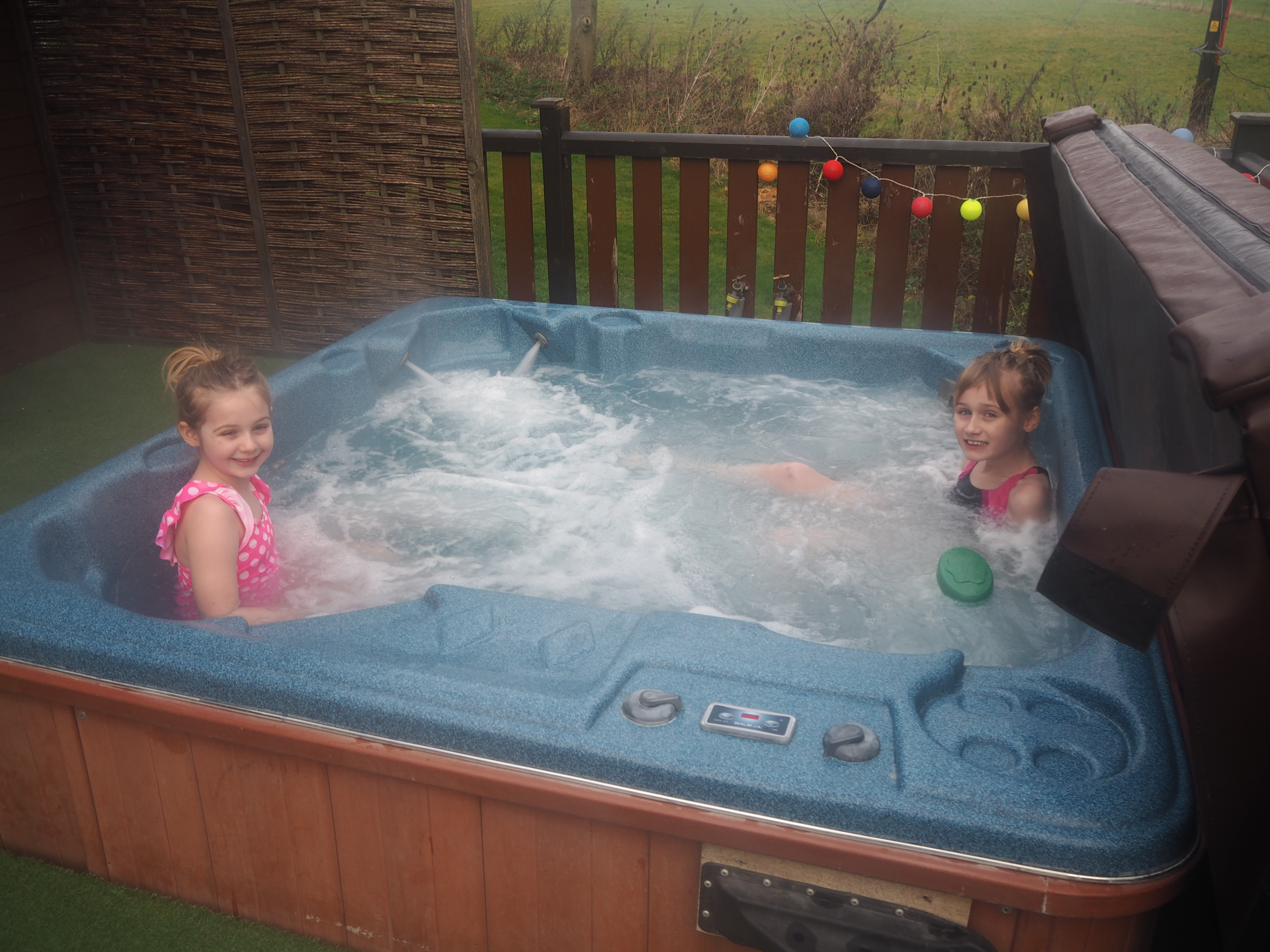 Hot tub Raywell Hall Country Lodges Larchwood Spa